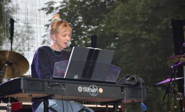 Allround-Talent IANI begleitete ihre selbst geschriebenen Songs am E-Piano.