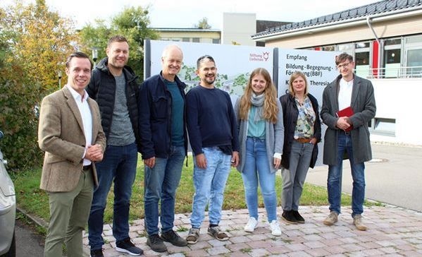 Das Bild zeigt Bodneggs Bürgermeister Patrick Söndgen, Christian Kiebler, Bereichsleiter der Landkreise Ravensburg und Sigmaringen, Einrichtungsleiter Andreas Schmiedel, Bewohner, Sabrina Kupka Behindertenbeauftragte des Landkreises Ravensburg, Angela Haggenmiller Koordination Teilhabebegleitung und Einrichtungsleiter Alexander Rauch. 