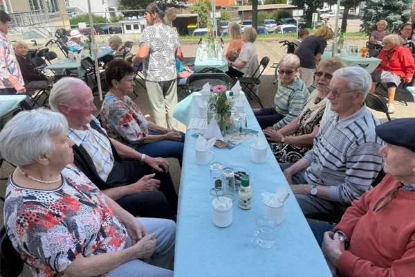Sommerfest St. Dominikus Bad Grönenbach das bild zeigt gäste an einem tisch sitzend am sommerfest im st. dominikus in bad grönenbach