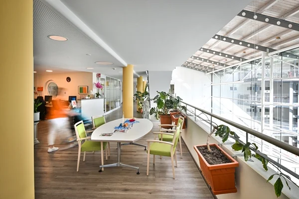 Franziskuszentrum Das Bild zeigt einen Aufenthaltsbereich im Franziskuszentrum