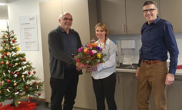 Das Bild zeigt:  Gerhard Siegler überreicht seiner Nachfolgerin Manuela Scheller einen Blumenstrauß in Anwesenheit von Bernd Reik 