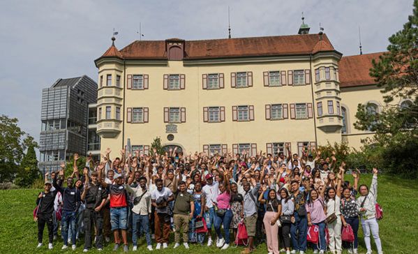Gruppenfoto der neuen Auszubildenden vor dem Schloss Liebenau