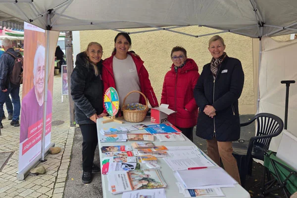 Der Marktstand mit Personen im Hintergrund.