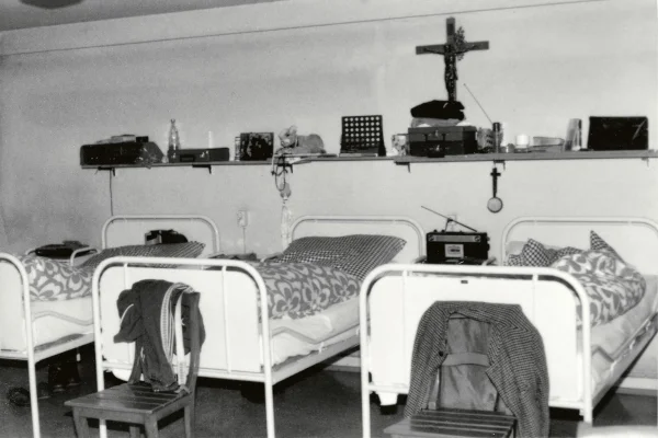 Das Bild ist schwarz und weiß und zeigt ein Schlafzimmer von damals