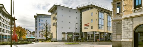 Das Bild zeigt eine Außenansicht des Service-Wohnen Friedrichshafen