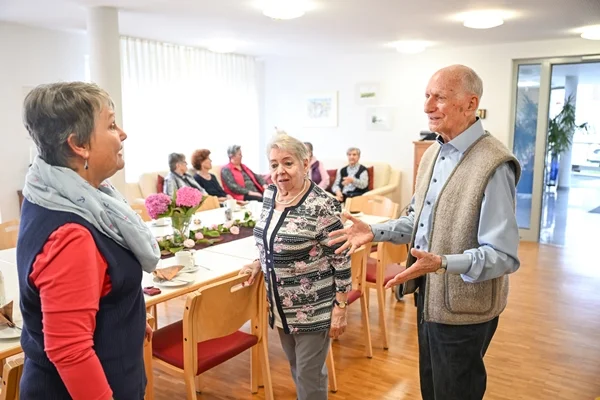 Wohnanlage Berg Das Bild zeigt Personen in einem Aufenthaltsraum