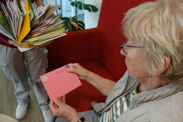 Post mit Herz Das Foto zeigt Bewohnerin Lieselotte Eberhardt.