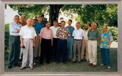 1995, Umstukturierung und Dezentralisierung. Maßgeblich unter der Leitung des seit 1992 amtierenden kaufmännischen Vorstands Helmut Staiber beginnt 1995 die Umstrukturierung der Stiftung Liebenau. Die bisher sehr zentralistische Struktur wird aufgegliedert, die wesentlichen Bereiche der Tätigkeiten werden in fünf selbständigen gemeinnützigen Tochtergesellschaften mit eigener Geschäftsführung gebündelt. Ein übergreifender Entscheidungskreis, die Stiftung Liebenau Holding, fasst gemeinsame Ressourcen zusammen. Bei der dezentralen Umstrukturierung geht es darum, eine effiziente und rentablere Verwaltung der sich immer weiter entwickelnden Stiftung zu erreichen. Diese Struktur besteht bis heute und wird stetig weiterentwickelt. Das Bild zeigt den neuen Führungskreis aus Vorstand und Geschäftsführern 1996.