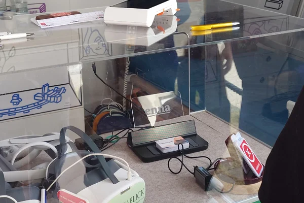 trudi-truck sozialstation st. anna mengen das bild zeigt elektronische und digitale geräte in einer vitrine