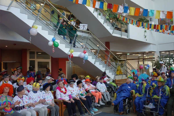 Fasnet Das Foyer des Franziskuszentrums mit vielen verkleideten Personen.