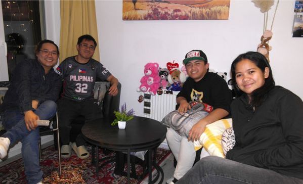 Angehende Altenpfleger nach Feierabend Eine Gruppe junger Menschen sitzt zusammen