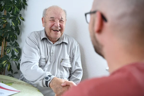 Das Bild zeigt zwei Männer bei einem Beratungsgespräch