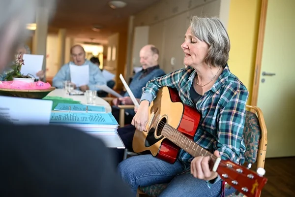 Franziskuszentrum Das Bild zeigt mehrere Personen beim Musizieren im Franziskuszentrum