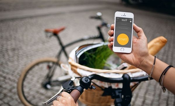 Das Bild zeigt ein Fahrrad mit Smartphone und App