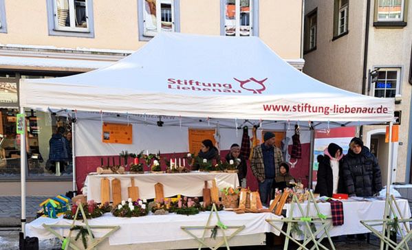 schüler und schülerinnen der berufsvorbereitenden einrichtung (bve) verkaufen holzprodukte und gestecke für einen guten zweck.