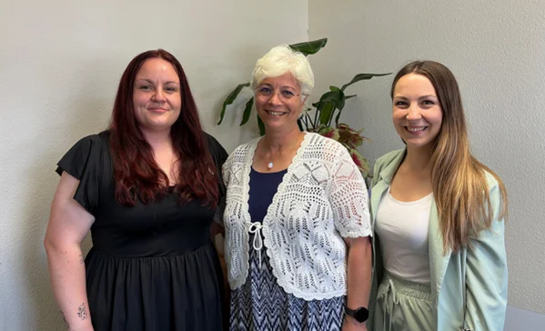 Leitungswechsel im Haus der Pflege Martinus Drei Frauen lächeln zusammenstehend in die Kamera.
