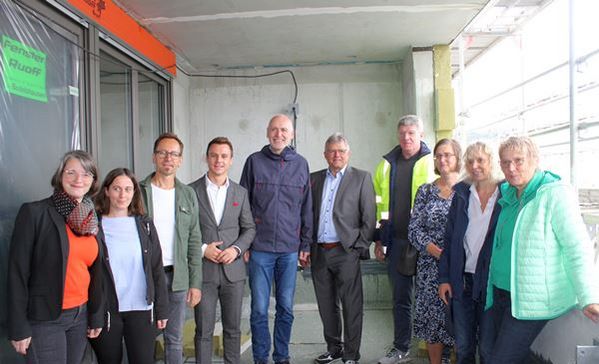 Alle Akteure, die zum Gelingen des inklusiven Wohnens im Neckar.Au Viertel beigetragen haben bei der Baustellenbesichtigung. 