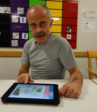 Das Bild zeigt Dieter Kennerknecht mit seinem iPad.
