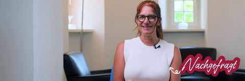 das bild zeigt eine junge frau auf einem stuhl zum thema nachgefragt: elearning