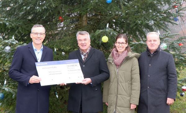 Das Bild zeigt die Übergabe des symbolischen Spendenschecks