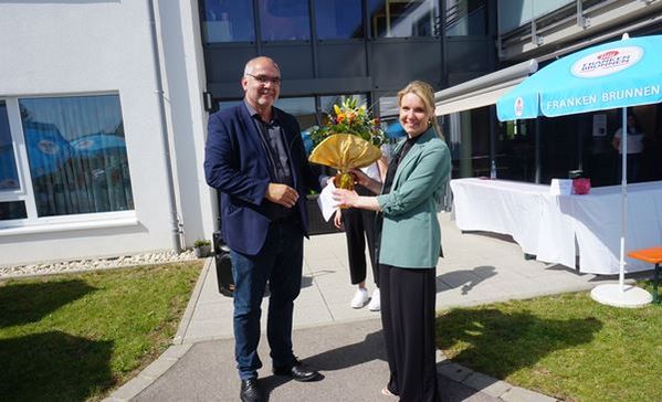 Einen Blumenstrauß fürs erste Katharina-Fest: Der ehemalige Einrichtungsleiter Gerhard Siegler übergab diesen an die neue Einrichtungsleiterin Manuela Scheller. 