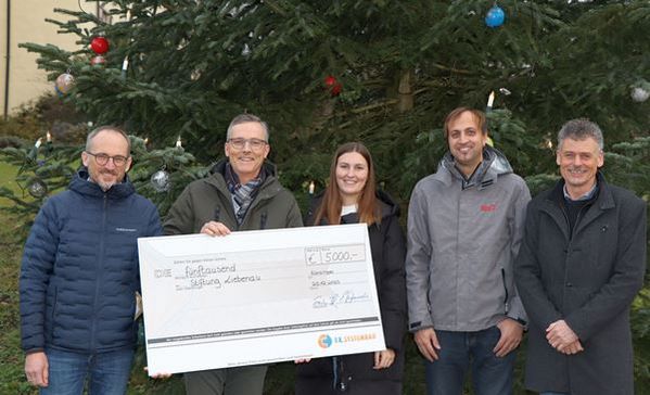 Das Bild zeigt die Übergabe des symbolischen Spendenschecks