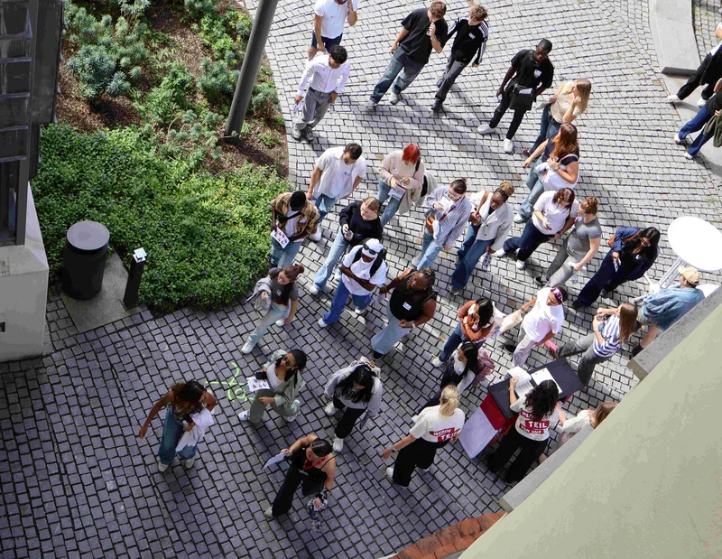 Einführungstag 2026 Drohnenbild einer Gruppe von Menschen die in das Schloss Liebenau laufen.