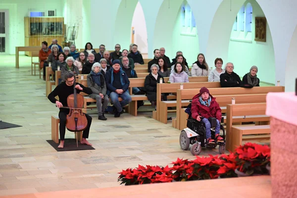 Gedenkfeier Das Foto zeigt die Besucher der Gedenkfeier in der Kirche.