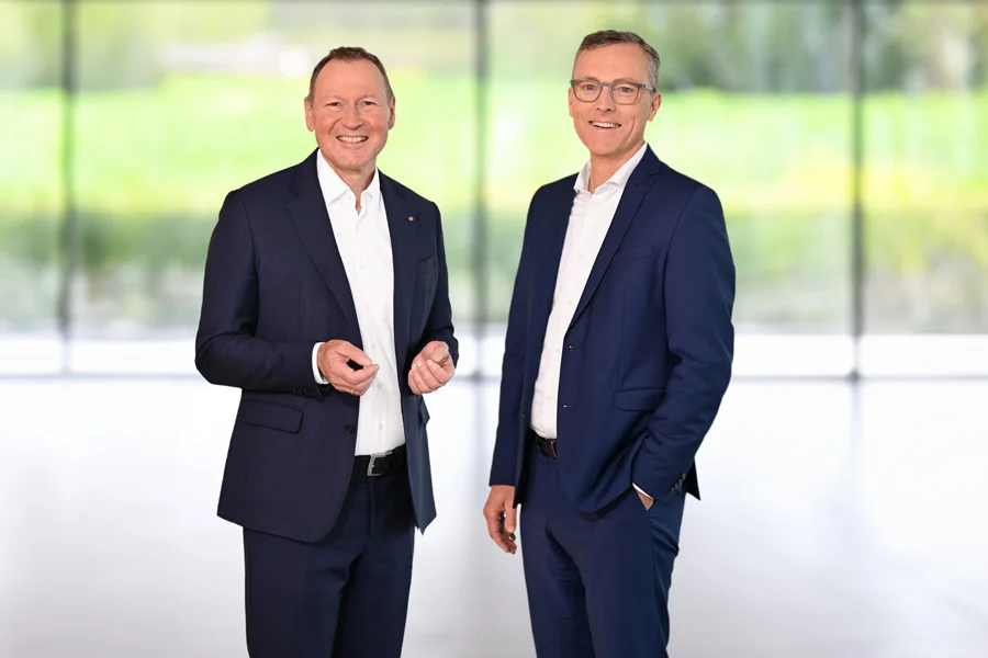 Dr. Berthold Broll, Dr. Markus Nachbaur Das Bild zeigt Dr. Berthold Broll und Dr. Markus Nachbauer die einen Anzug tragen und in die Kamera lächeln