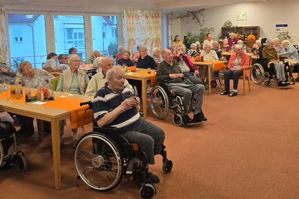 St. Verena Fest in Strassberg das bild zeigt die bewohner des hauses der pflege st. verena an den tischen sitzend.