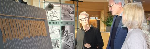 Das Bild zeigt Besucher der Ausstellung vor einem Kustwerk