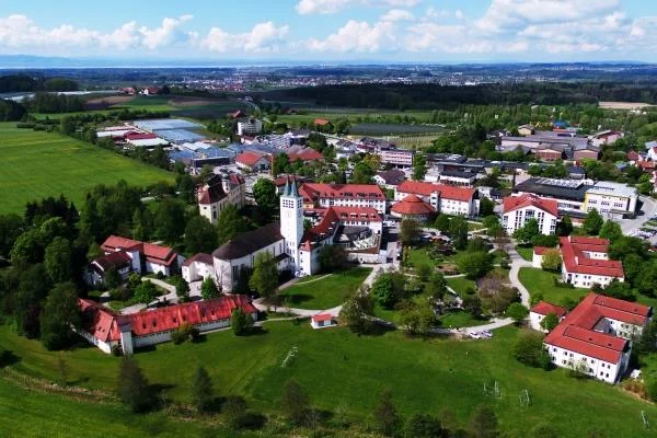 Das Bild zeigt eine Luftaufnahme der Stiftung Liebenau in Meckenbeuren