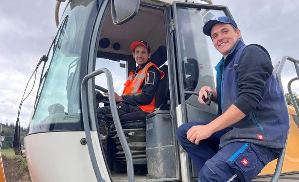 Wie auf einem Abenteuerspielplatz Das Bild zeigt zwei Männer mit einem Bagger