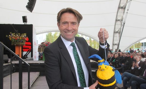 Oberbürgermeister Michael Lang bei der Eröffnungsfeier mit einem Polly-Exemplar.