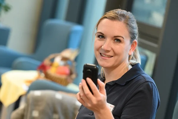 Service-Wohnen Tettnang Das Bild zeigt eine junge Frau mit Smartphone