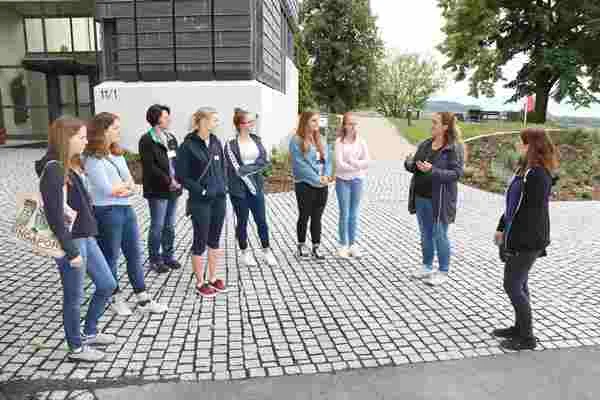 Das Bild zeigt Laura Decker bei der Begrüßung der Teilnehmerinnen von "wissen was geht" Das Bild zeigt Laura Decker bei der Begrüßung der Teilnehmerinnen von "wissen was geht"