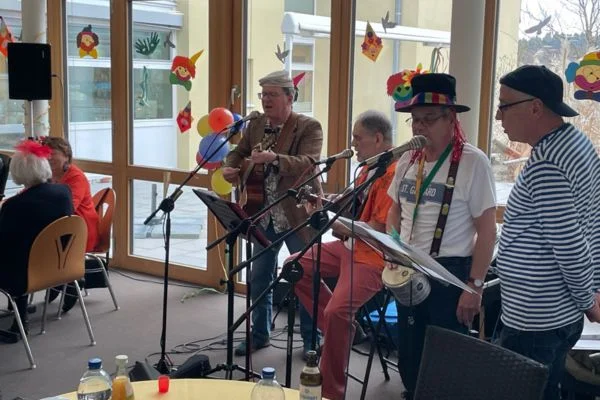 Band tritt bei Fasnet im Haus der Pflege Amtzell auf Eine kostümierte Band macht Musik