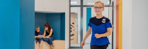 Das Bild zeigt einen Jungen in der Kinder- und Jugendpsychiatrischen Station