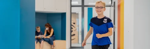 Das Bild zeigt einen Jungen in der Kinder- und Jugendpsychiatrischen Station