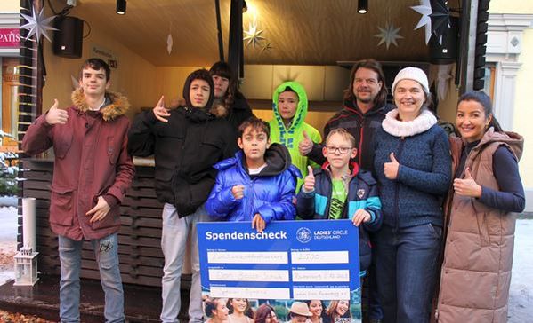 Das Bild zeigt die Übergabe des symbolischen Spendenschecks