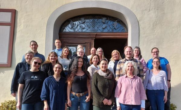 Geehrte Mitarbeitende der St. Lukas Klinik Die Mitarbeitenden der St. Lukas Klinik lächeln in die Kamera