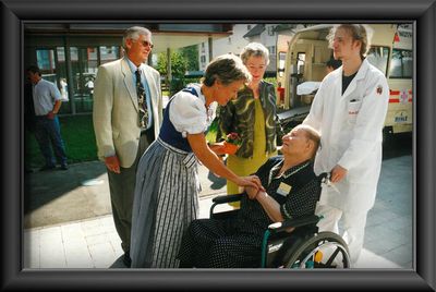 1998, Schritt nach Bregenz und Beginn der Tätigkeiten im europäischen Ausland. 1998 beginnt mit dem Schritt in das nahegelegene österreichische Bregenz das sozialwirtschaftliche Engagement der Stiftung Liebenau im europäischen Ausland. Sie übernimmt zum Jahresbeginn 1998 die drei städtischen Altenheime in Bregenz mit insgesamt 212 Plätzen. In den kommenden Jahren werden die Unternehmungen im europäischen Ausland weiter ausgebaut. Ab 2004 ist die Stiftung Liebenau in der Schweiz, seit 2009 in Italien und seit 2013 auch in der Slowakei durch Tochterunternehmen oder Beteiligungen repräsentiert. Das Bild zeigt die Eröffnung des Sozialzentrums Mariahilf in Bregenz, 2001.