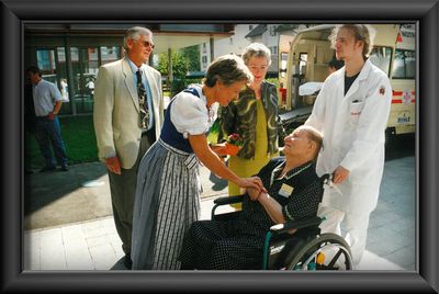 1998, Schritt nach Bregenz und Beginn der Tätigkeiten im europäischen Ausland. 1998 beginnt mit dem Schritt in das nahegelegene österreichische Bregenz das sozialwirtschaftliche Engagement der Stiftung Liebenau im europäischen Ausland. Sie übernimmt zum Jahresbeginn 1998 die drei städtischen Altenheime in Bregenz mit insgesamt 212 Plätzen. In den kommenden Jahren werden die Unternehmungen im europäischen Ausland weiter ausgebaut. Ab 2004 ist die Stiftung Liebenau in der Schweiz, seit 2009 in Italien und seit 2013 auch in der Slowakei durch Tochterunternehmen oder Beteiligungen repräsentiert.  Das Bild zeigt die Eröffnung des Sozialzentrums Mariahilf in Bregenz, 2001.