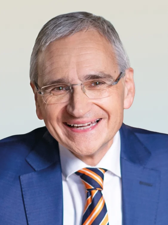Dr. Bertram Layer Das Bild zeigt Dr. Bertram Layer, der ein blaues Sakko trägt und in die Kamera lächelt