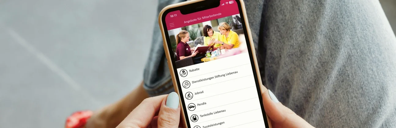 Das Bild zeigt ein Handy auf dem die Mein Liebenau App geöffnet ist