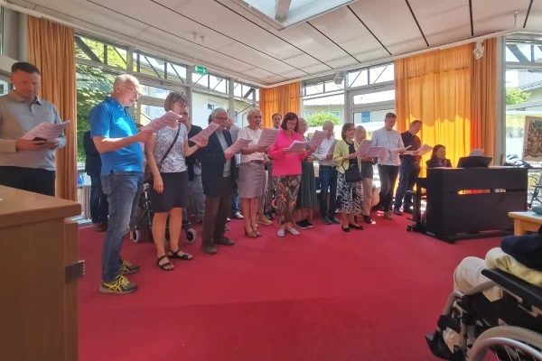 Das Bild zeigt Mitglieder des Rotary-Clubs Ravensburg-Weingarten bei einem Chor-Konzert im Adolf-Gröber-Haus