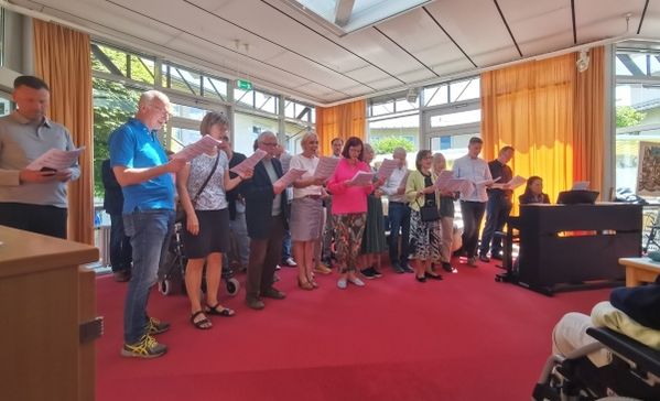 Das Bild zeigt Mitglieder des Rotary-Clubs Ravensburg-Weingarten bei einem Chor-Konzert im Adolf-Gröber-Haus