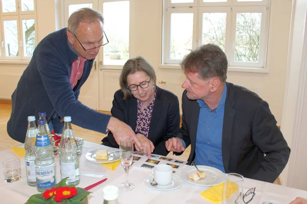 Das Foto zeigt die Geschäftsführung beim Quizspiel.