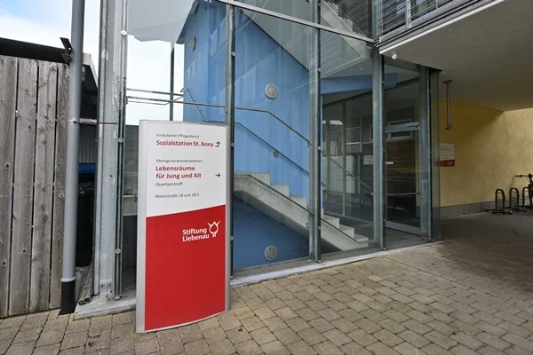 Das Bild zeigt den Eingang zur Sozialstation Mengen
