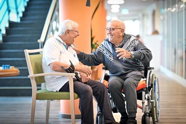 Franziskuszentrum Das Bild zeigt zwei fröhliche Personen im Franziskuszentrum
